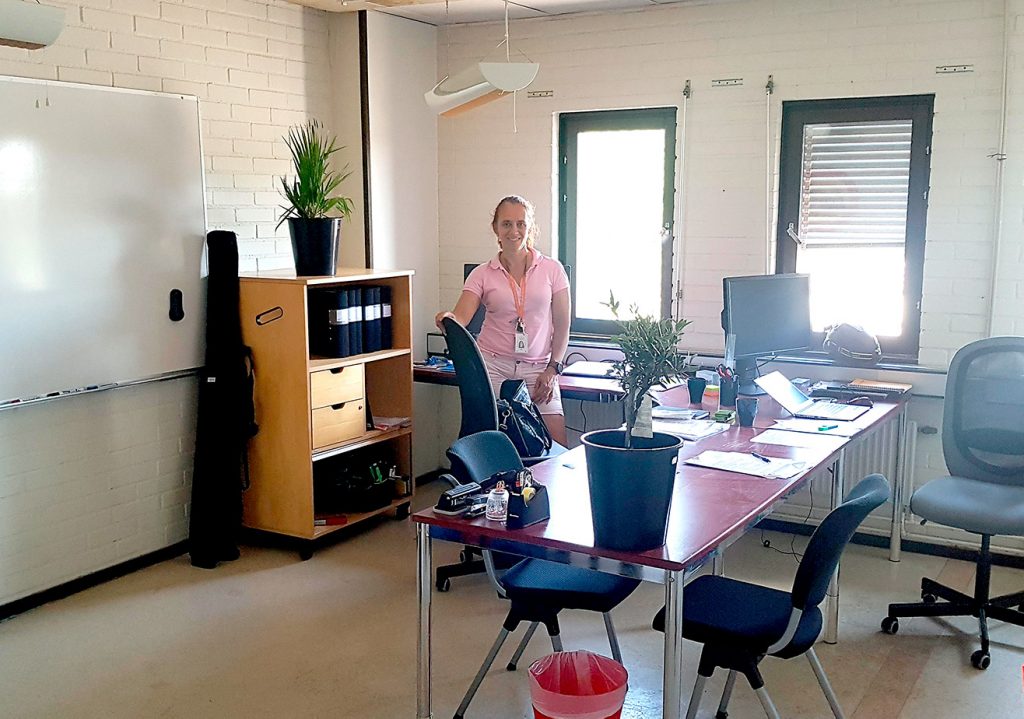 Kontorsrummet vid etableringen är helt uppbyggt av återvunna möbler, som annars skulle ha kastats.