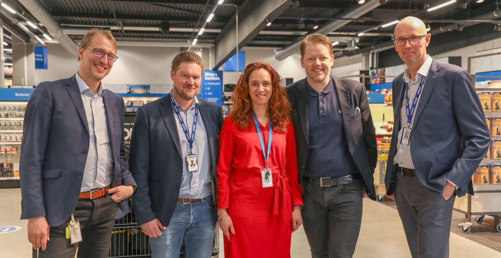 E2C på plats vid invigningen, här tillsammans med Johan Jättne och Magnus Johansson på Ahlsell.