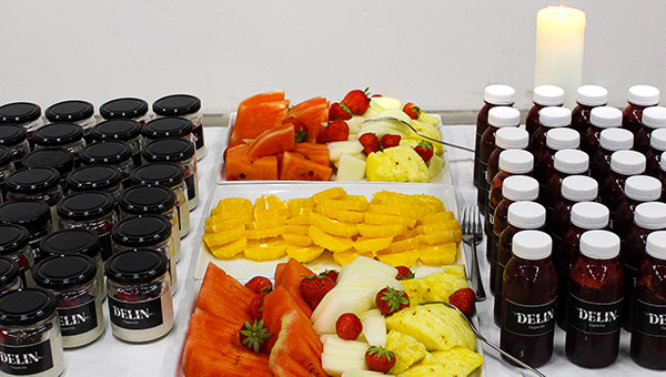 Byggfrukost hos E2C med skivad frukt och nyttig juice