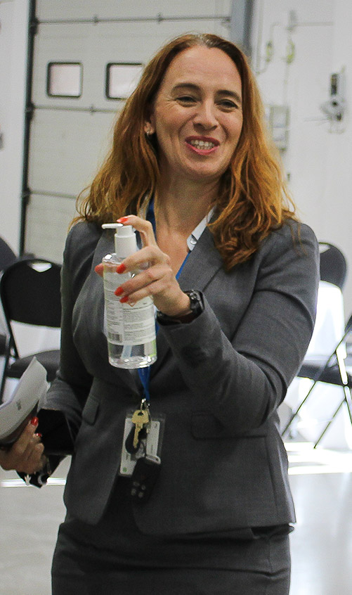 Kaia förbereder med desinficering inför byggfrukost hos E2C