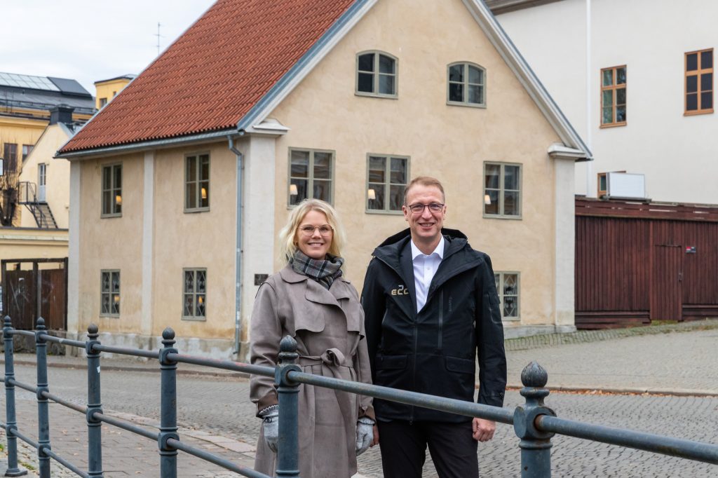 Johanna Palmér, tillträdande styrelseordförande E2C och Jörgen Hultmark, E2C framför Tvål-Jockes hus. Bild: Sofia Andersson, M&F Foto