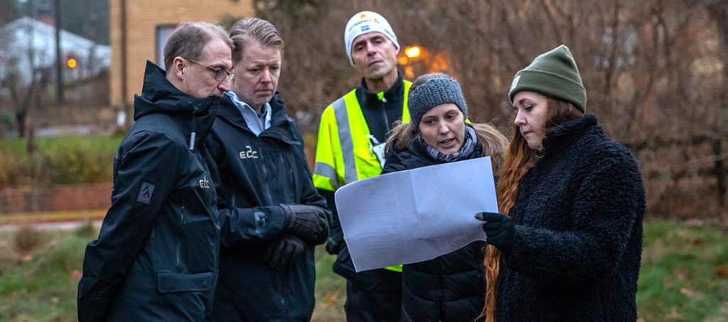 E2C och Finspångs kommun hade möte på den aktuella tomten vid Stora Allén och pratade om förutsättningarna för det nya flerfamiljshuset. Bild: M&F Foto