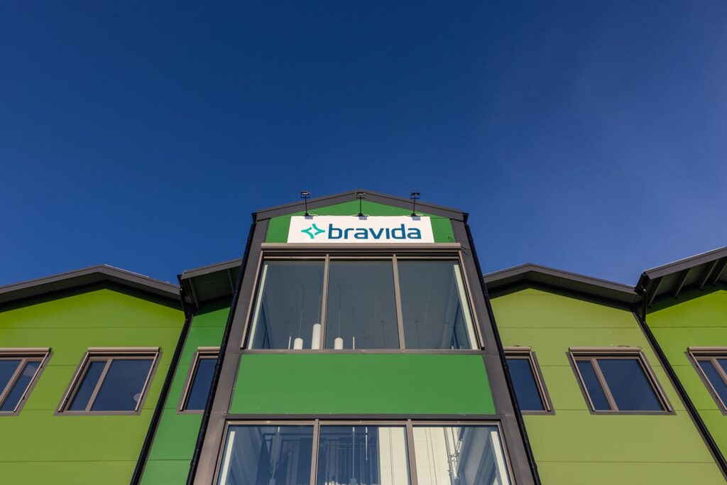 Entrepartiet med det inglasade trapphuset sticker ut från fasaden.