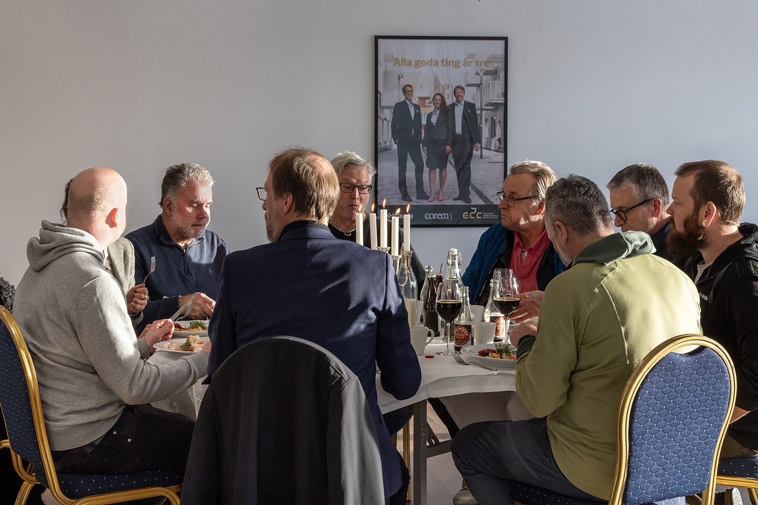 E2C bjöd på en välsmakande lunch med vita dukar och kandelabrar för att fira besiktningen.