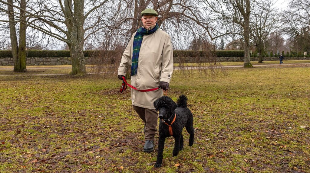 Varje morgon går Rolf Erenius en promenad runt Strömmen med sin vän Hektor, en storpudel. Bild: FotograFia