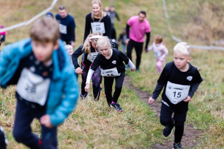 Bilden visar barn som kämpar upp för Yxbacken i Lilla Yxbackenloppet den 19 oktober 2024. Foto: Magnus Andersson, magnusmedia.nu