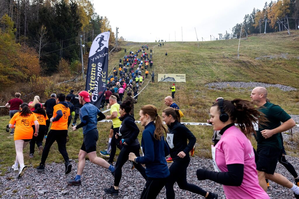 Bilden visar löpare i backen i Yxbacken Extreme Challenge by E2C lördagen den 19 oktober 2024. Foto: Magnus Andersson, magnusmedia.nu