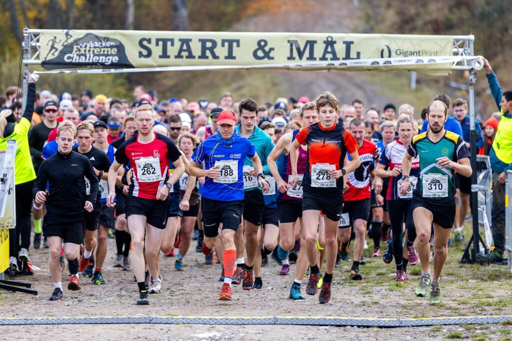 Bilden visar starten i Yxbacken Extreme Challenge by E2C lördagen den 19 oktober 2024. Foto: Magnus Andersson, magnusmedia.nu